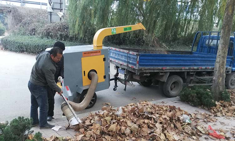 牽引式樹(shù)葉收集車(chē)